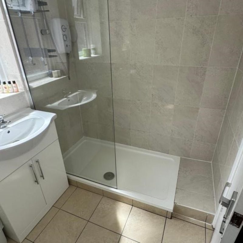Shower, The Osborne Holiday Apartments, 20 Esplanade, Shanklin